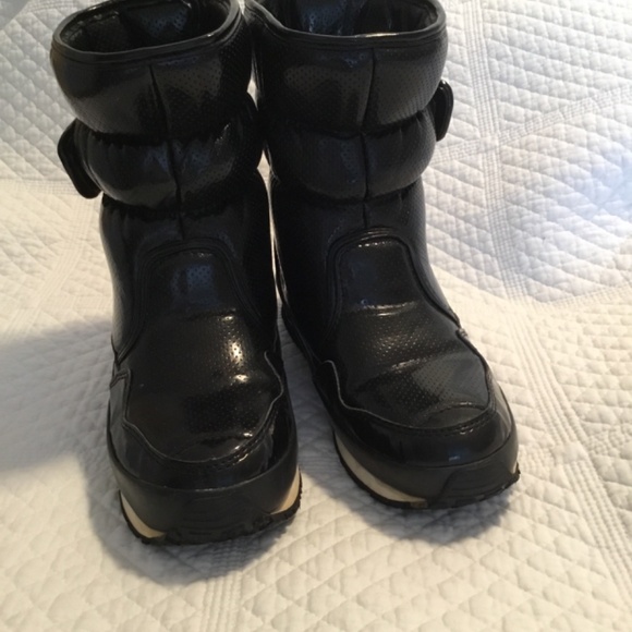 BLACK PATENT SNOW BOOTS🖤 - Picture 2 of 6